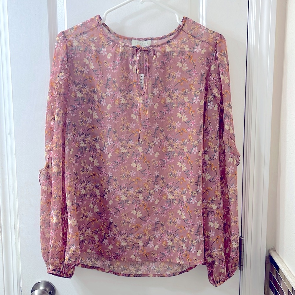 NWT Status by Chenault 3/4 sleeve flowy blouse. Rose color w. floral design